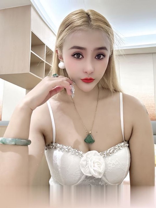 沈阳穿白睡衣的朵朵老师